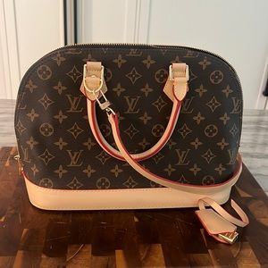 NWT Bag. Cross Body Strap with lock and key.